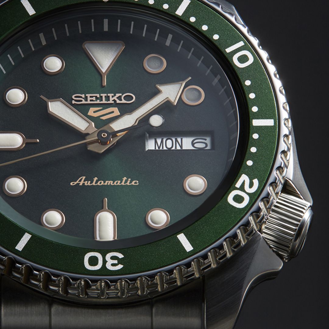 Seiko 5 SRPD63K1 close up green dial